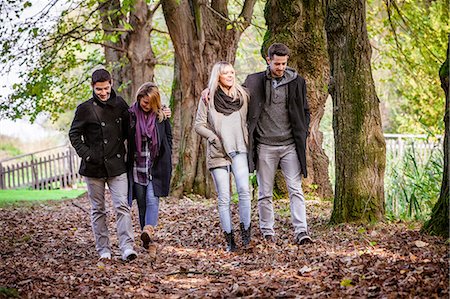 simsearch:6115-08101013,k - Group of friends walking in autumn park Fotografie stock - Premium Royalty-Free, Codice: 6115-08100955