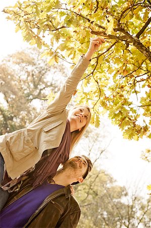 simsearch:6115-08100966,k - Young couple picking autumn leaf from tree Foto de stock - Royalty Free Premium, Número: 6115-08100963