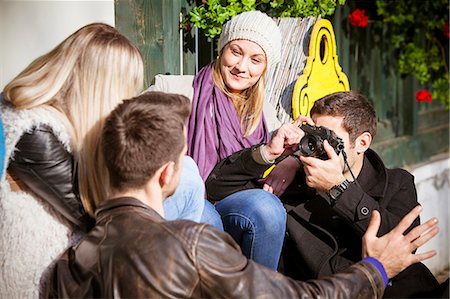 simsearch:6115-08100966,k - Man taking a picture of friends outdoors Foto de stock - Royalty Free Premium, Número: 6115-08100966