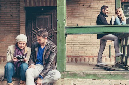 Group of friends talking in front of house Foto de stock - Sin royalties Premium, Código: 6115-08100970