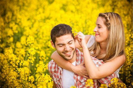 simsearch:6115-07539619,k - Happy young couple embracing in colza field, Tuscany, Italy Fotografie stock - Premium Royalty-Free, Codice: 6115-08101053