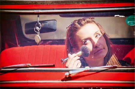 simsearch:6115-08101004,k - Woman in car applying make-up with brush Fotografie stock - Premium Royalty-Free, Codice: 6115-08101080