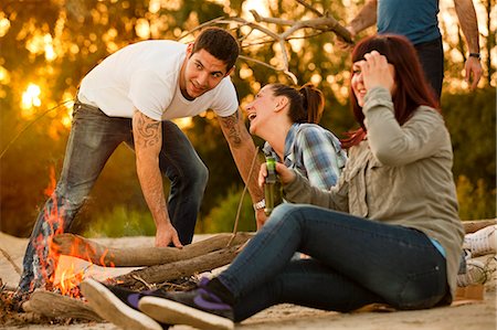 feu de bivouac - Group of friends by campfire having fun, Osijek, Croatia Photographie de stock - Premium Libres de Droits, Code: 6115-08101000