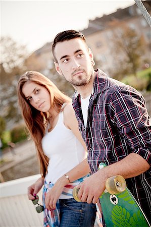 simsearch:6115-08101013,k - Portrait of young couple with skateboard Fotografie stock - Premium Royalty-Free, Codice: 6115-08101012
