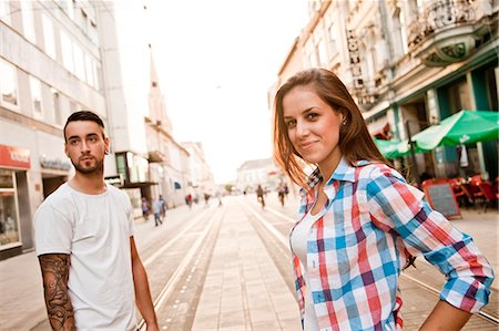 simsearch:6115-08101013,k - Portrait of young couple on city street Fotografie stock - Premium Royalty-Free, Codice: 6115-08101017