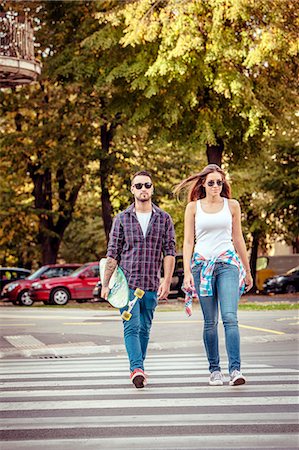 simsearch:6115-08101013,k - Young couple with skateboard crossing city street Fotografie stock - Premium Royalty-Free, Codice: 6115-08101015