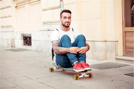 simsearch:6115-08101013,k - Young man with skateboard on sidewalk Fotografie stock - Premium Royalty-Free, Codice: 6115-08101028