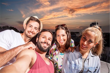 roof terrace - Young people having fun at rooftop party Foto de stock - Sin royalties Premium, Código: 6115-08101157