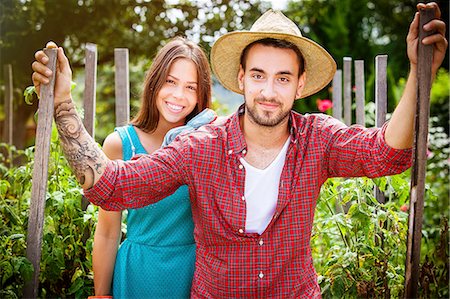 simsearch:6115-06967185,k - Portrait of young couple in vegetable garden Photographie de stock - Premium Libres de Droits, Code: 6115-08101178