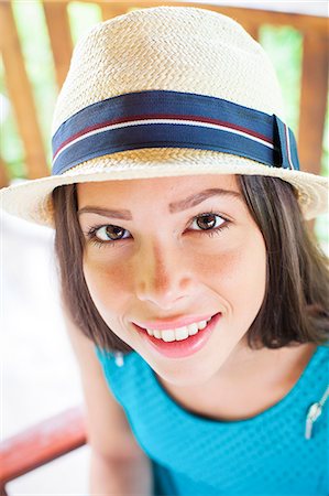 simsearch:6115-08101188,k - Portrait of young woman with straw hat Foto de stock - Royalty Free Premium, Número: 6115-08101185
