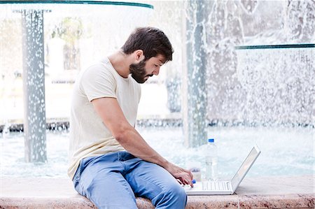 students electronics tablet - Male university student using digital tablet Photographie de stock - Premium Libres de Droits, Code: 6115-08101114