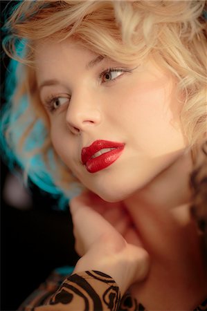 simsearch:693-03315149,k - Woman with red lips, portrait Stock Photo - Premium Royalty-Free, Code: 6115-08101344