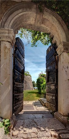 Arched doorway, city of Porec, Istria, Croatia Photographie de stock - Premium Libres de Droits, Code: 6115-08101320