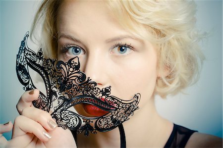 simsearch:614-08874246,k - Woman holding mask, close-up Stockbilder - Premium RF Lizenzfrei, Bildnummer: 6115-08101327