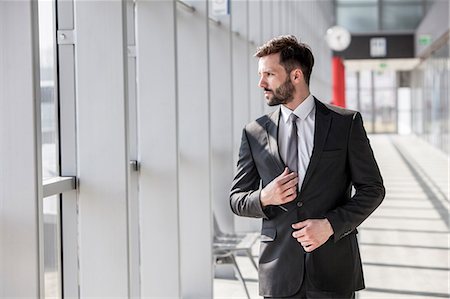 Businessman adjusting tie in airport Stockbilder - Premium RF Lizenzfrei, Bildnummer: 6115-08104954