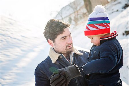 simsearch:6115-08104992,k - Father with son in snowy landscape Foto de stock - Royalty Free Premium, Número: 6115-08104986