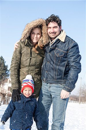 simsearch:6115-06778587,k - Parents with boy in snowy landscape Foto de stock - Royalty Free Premium, Número: 6115-08104989