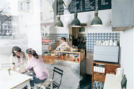 Guests and waitress in cafe Stockbilder - Premium RF Lizenzfrei, Bildnummer: 6115-08104915