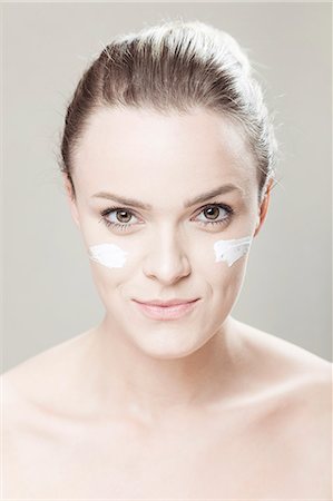 simsearch:6115-08105067,k - Young woman with streaks of lotion on face Foto de stock - Sin royalties Premium, Código: 6115-08105061