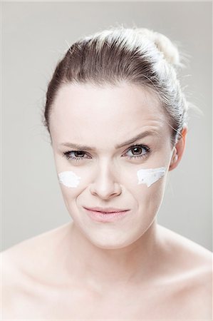 simsearch:6115-08105067,k - Young woman with streaks of lotion on face Foto de stock - Sin royalties Premium, Código: 6115-08105062