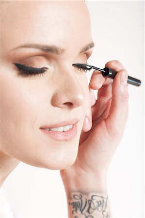 simsearch:6115-08105098,k - Makeup artist applying mascara, close-up Foto de stock - Royalty Free Premium, Número: 6115-08105073