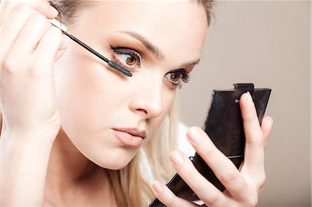 Young woman applying mascara Photographie de stock - Premium Libres de Droits, Code: 6115-08105083