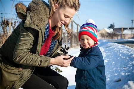 simsearch:6115-08104992,k - Mother and son in snowy landscape Foto de stock - Royalty Free Premium, Número: 6115-08105002