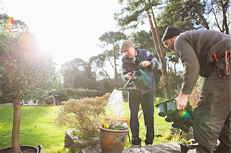 Senior man watering flowers in garden, Bournemouth, County Dorset, UK, Europe Photographie de stock - Premium Libres de Droits, Code: 6115-08105142