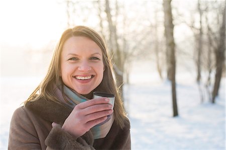 Young woman in warm clothing drinking hot tea outdoors Foto de stock - Sin royalties Premium, Código: 6115-08105179