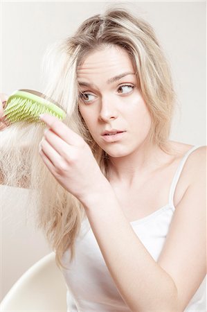 simsearch:6115-08105067,k - Young woman brushing her hair Foto de stock - Sin royalties Premium, Código: 6115-08105106