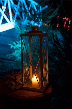 simsearch:6115-08101004,k - Candle burning in lantern at Christmas Market Fotografie stock - Premium Royalty-Free, Codice: 6115-08105124