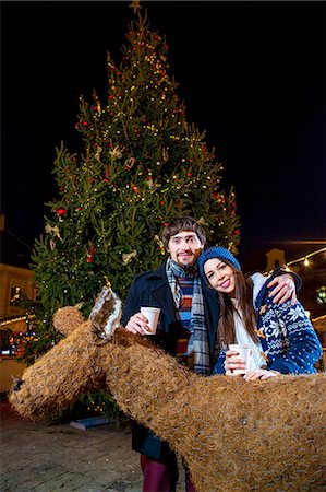 simsearch:6115-08105239,k - Happy young couple at Christmas Market Photographie de stock - Premium Libres de Droits, Code: 6115-08105126