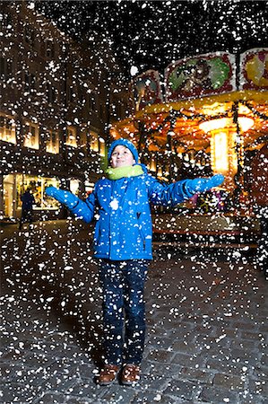 snowing - Boy at Christmas market, Bad Toelz, Bavaria, Germany Stock Photo - Premium Royalty-Free, Code: 6115-08105241