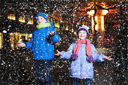 friends christmas - Children catching snow at Christmas Market in Bad Toelz, Bavaria, Germany Stock Photo - Premium Royalty-Free, Code: 6115-08105242