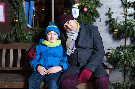 Grandfather and grandson sitting on bench, Bad Toelz, Bavaria, Germany Foto de stock - Sin royalties Premium, Código: 6115-08105250