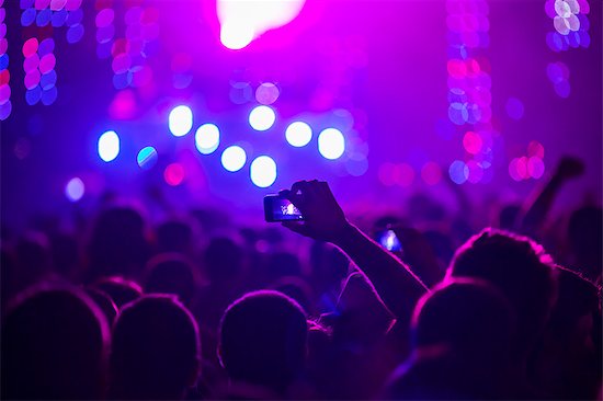 Young people having fun at music concert Foto de stock - Sin royalties Premium, Código de la imagen: 6115-08105217