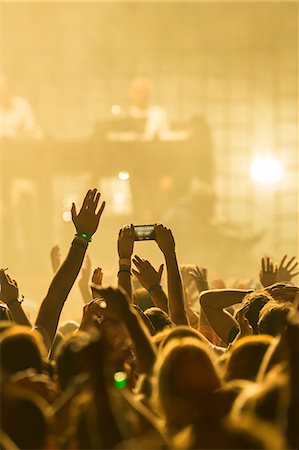 Young people having fun at music concert Photographie de stock - Premium Libres de Droits, Code: 6115-08105214