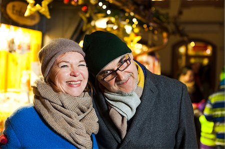 Senior couple at Christmas Market, Bad Toelz, Bavaria, Germany Photographie de stock - Premium Libres de Droits, Code: 6115-08105239