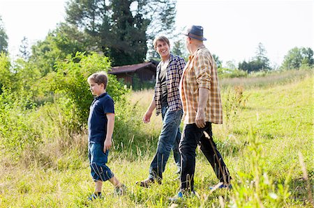 Multi-generation family walking in the meadow Stockbilder - Premium RF Lizenzfrei, Bildnummer: 6115-08239149