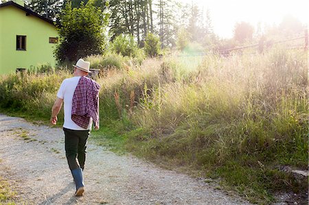 Senior farmer walking home in the evening Stockbilder - Premium RF Lizenzfrei, Bildnummer: 6115-08239157