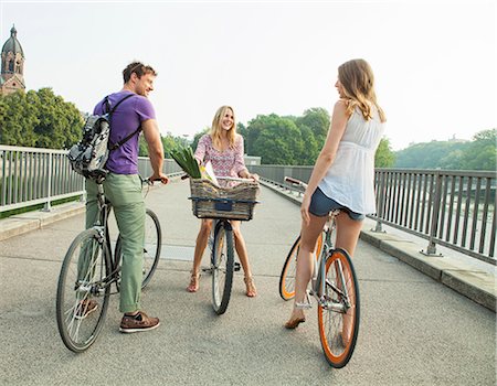 simsearch:614-06813908,k - Group of friends with bicycles on city bridge Foto de stock - Sin royalties Premium, Código: 6115-08239201