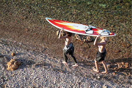 simsearch:6115-08239310,k - Female surfers carrying surfboard Foto de stock - Sin royalties Premium, Código: 6115-08239334