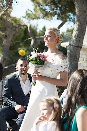 simsearch:6118-07521749,k - Bride with bouquet at wedding ceremony on beach Photographie de stock - Premium Libres de Droits, Code: 6115-08239450