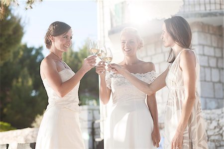simsearch:6115-06778587,k - Bride and bridesmaids toasting on wedding party Foto de stock - Royalty Free Premium, Número: 6115-08239469