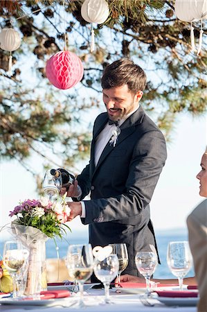 Drinking champagne at wedding reception on the beach Foto de stock - Sin royalties Premium, Código: 6115-08239483