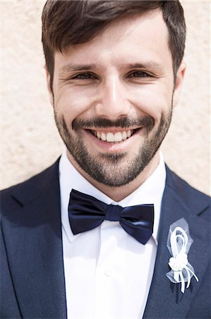 Portrait of bridegroom with bow tie Foto de stock - Sin royalties Premium, Código: 6115-08239417