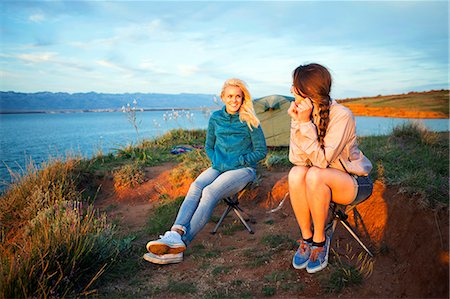 Two women at campsite looking at sea Photographie de stock - Premium Libres de Droits, Code: 6115-08239651