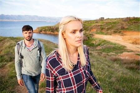 simsearch:6115-08239587,k - Young couple hiking along coastal path Photographie de stock - Premium Libres de Droits, Code: 6115-08239604