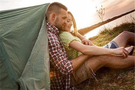 simsearch:6115-08239620,k - Happy couple embracing at campsite Foto de stock - Sin royalties Premium, Código: 6115-08239620