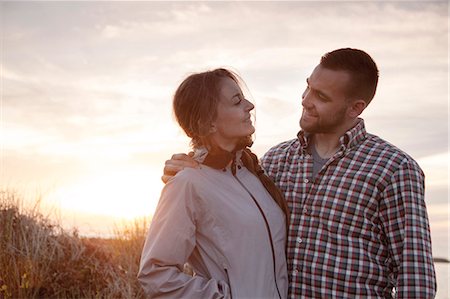 simsearch:6115-08239587,k - Portrait of happy young couple at sunset Photographie de stock - Premium Libres de Droits, Code: 6115-08239630